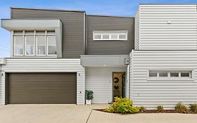 Kismet 3 Bedroom Luxury Townhouse Secure Back Yard Walk To The Beach And Shops Family Friendly Double Garage Parking Wifi